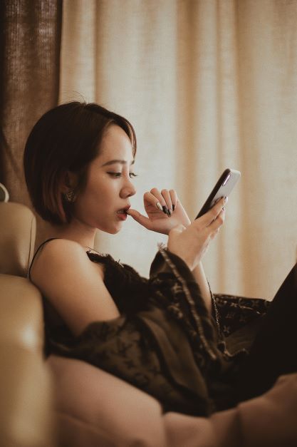 how to stop looking for the perfect guy - image of a woman on her phone